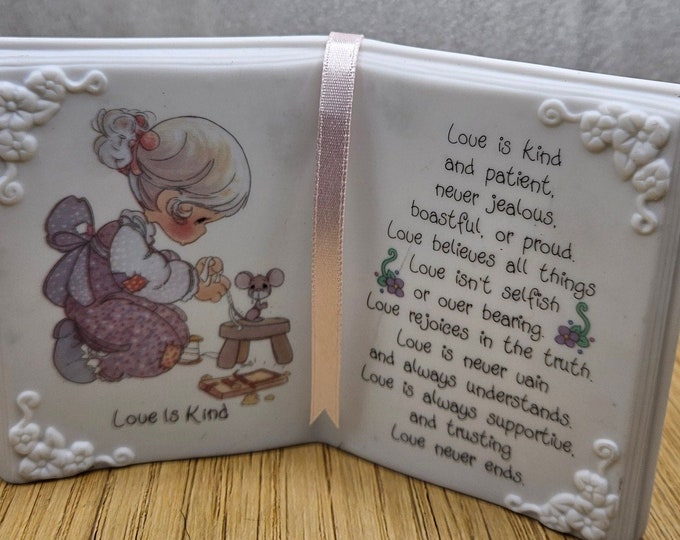 1993 Precious Moments Love is kind Book Figurine Box 17
