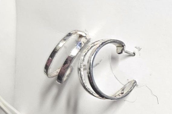 Presenting silver-colored double hoop earrings fe… - image 6