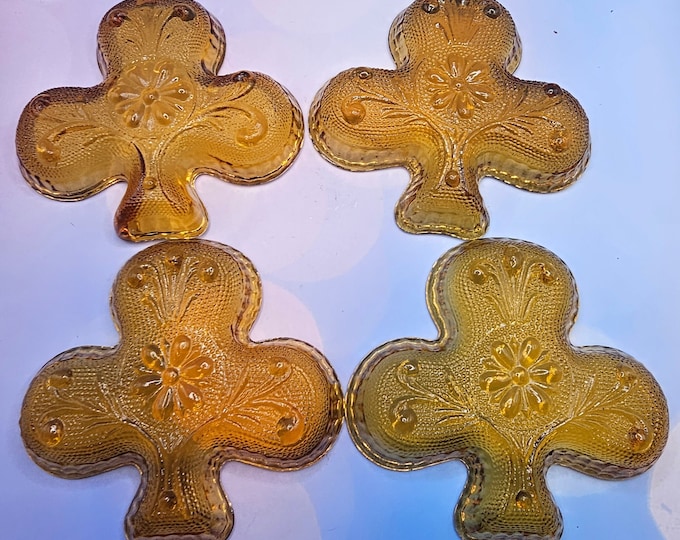 Amber clovers sandwich set by Tiara (A10/24). Includes 4 clovers in total. A10/24