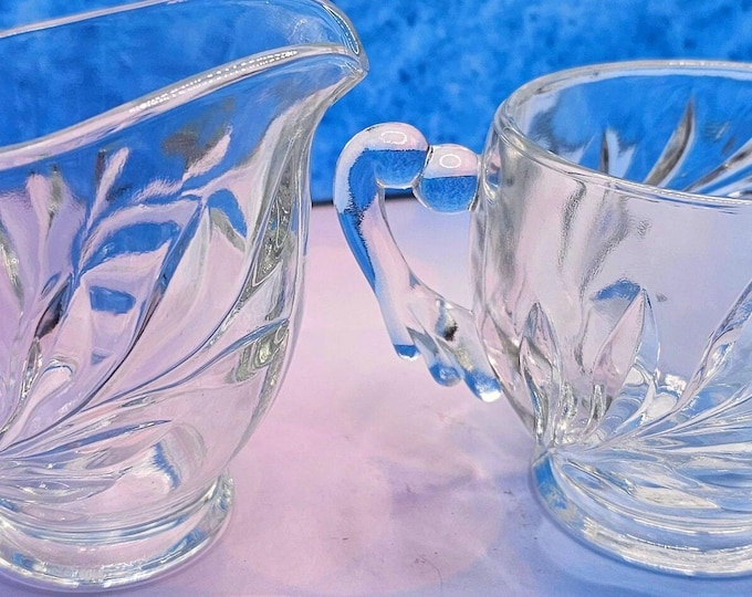 Vintage Willow Indian Glass Creamer and Sugar Bowl from the 1930s (A9/04).