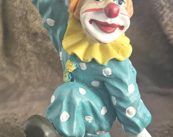 Vintage Clown figurine holding a violin, in a blue  polka dot suit G3620 D5/12