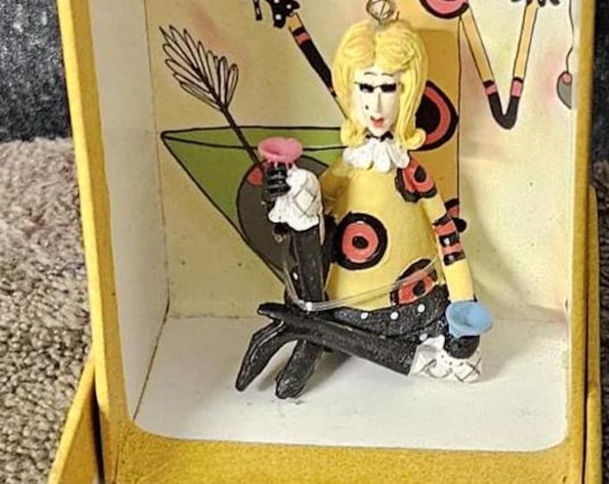 2004 Queen Of cocktail Ornament D7/6