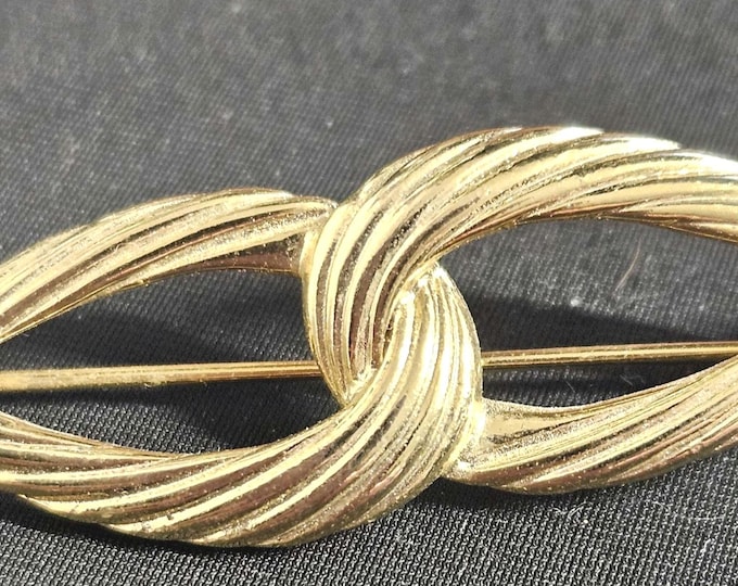 Vintage Naper gold-tone rope designed in an infinity shape. (Clothest)