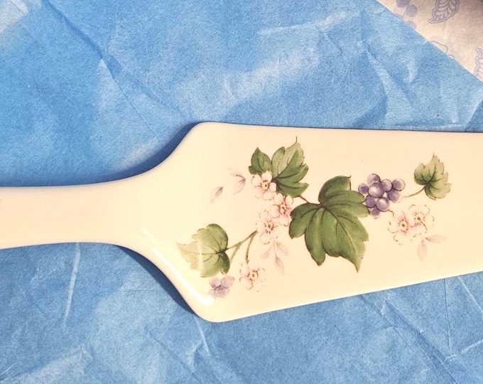 Andrea by Sakek porcelain cake or pie server with a floral grapevine design. F6/10