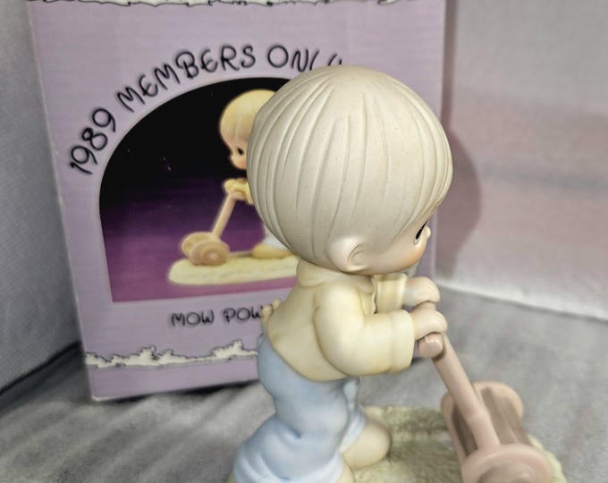 1989 Precious Moments  Members only figurine  "Mow Power To Ya!" Box3/26