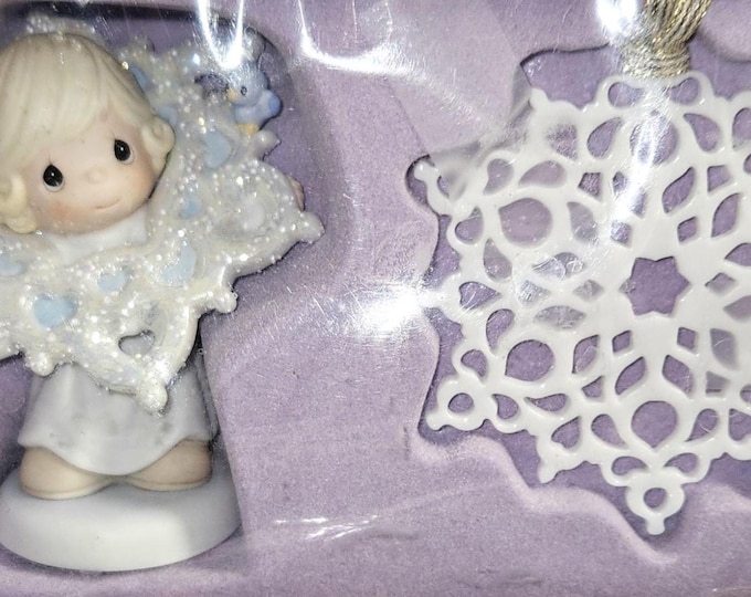 Precious Moments” There’s Sno-one Quiet Like You” Figurine and ornament Gift set comes in original box (box 20)
