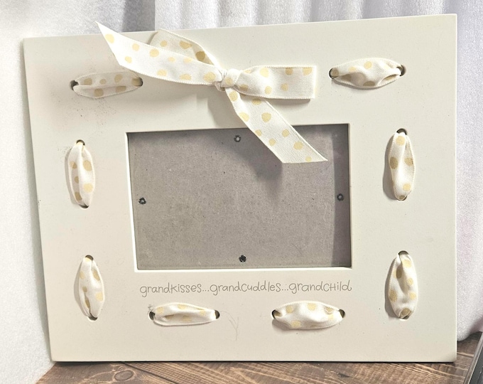 Vintage Hallmark 4x6 picture frame, featuring the text "Grandkisses... Grandcuddles, Grandchild." F6/16