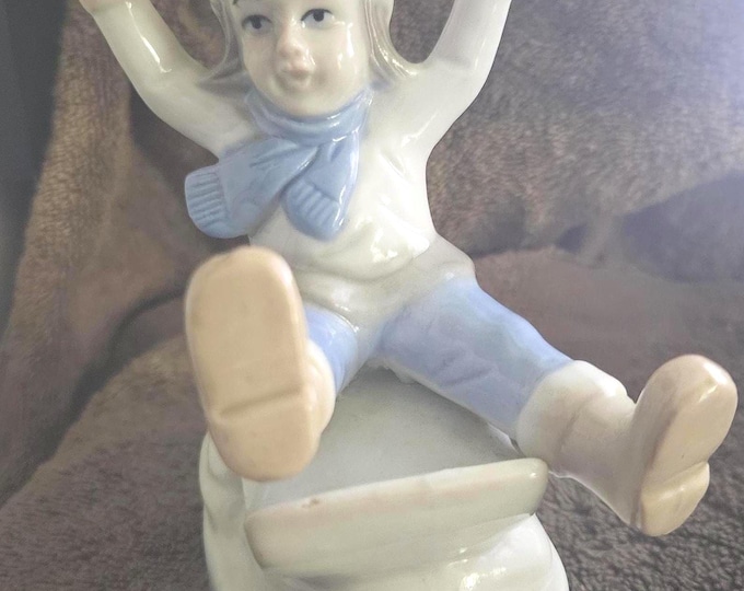 Vintage Sledding porcelain figurine mint condition D5/20