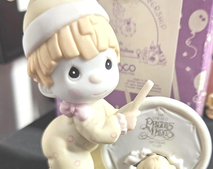 Precious Moments 1990 symbol of Membership."Our act is a tough Act to follow" 4/15