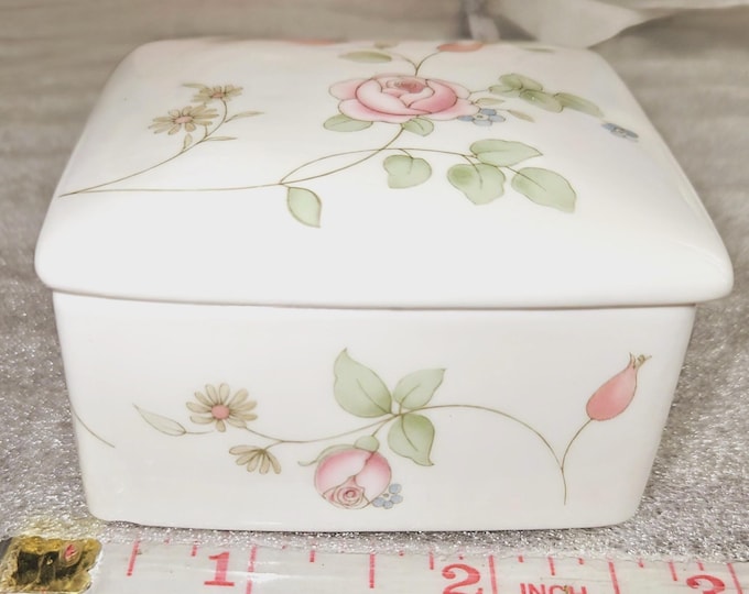 Vintage Wedgewood Rosehip Square Trinket box B4/15