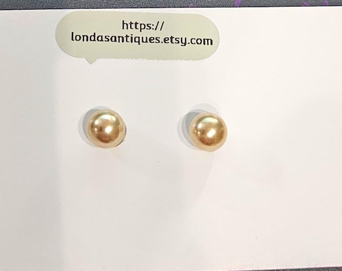 Vintage gold South Sea cultured pearl stud earrings, measuring 7.8 to 8mm. (Box)