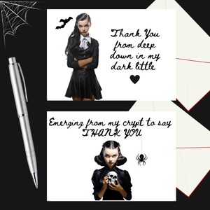 Op de afbeelding: Twee witte wenskaarten met rode rand en gotische thema's. Eén kaart zegt "Thank You from deep down in my dark little", de andere "Emerging from my crypt to say THANK YOU". Links een zilveren pen.