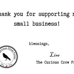 Op de afbeelding: Zwart-wit logo voor de Etsy-winkel The Curious Crow Press. Het logo toont een kraai met een rode kers in zijn snavel. De tekst "The Curious Crow Press" is geschreven in een zwart lettertype met een witte omtrek. De tekst "Etsy Shop" is geschreven in een kleiner lettertype onder de kraai.