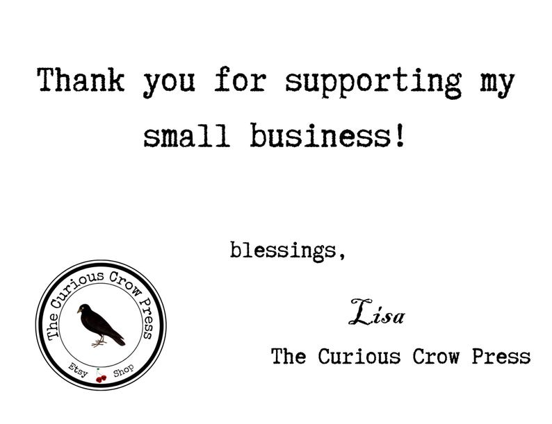 Op de afbeelding: Zwart-wit logo voor de Etsy-winkel The Curious Crow Press. Het logo toont een kraai met een rode kers in zijn snavel. De tekst "The Curious Crow Press" is geschreven in een zwart lettertype met een witte omtrek. De tekst "Etsy Shop" is geschreven in een kleiner lettertype onder de kraai.