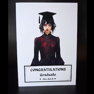 Tarjeta de graduación de chica gótica / tarjeta de felicitación gótica oscura / tarjeta de graduación de la escuela / felicitaciones divertidas con toga y birrete / graduado de la academia oscura