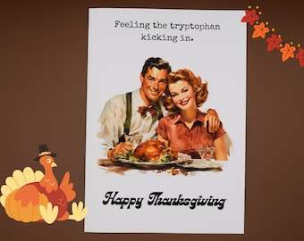 Puede incluir: Una tarjeta de Acción de Gracias de estilo vintage con una pareja sentada a una mesa con un pavo asado. El texto de la tarjeta dice "Feeling the tryptophan kicking in. Happy Thanksgiving".