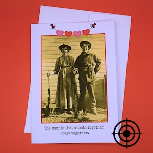 Tarjeta del día de San Valentín con armas de fuego, pareja de caza y tiro / Tarjeta con diana de munición de pistola genial / Foto de rifle vintage, boda, aniversario romántico y divertido