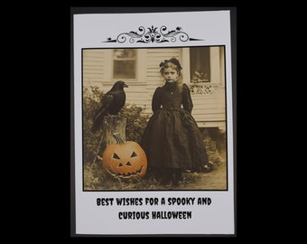 vintage meisje kraai raaf pompoen kaart | mysterie Victoriaans meisjesHalloween Wenskaart | griezelige nieuwsgierige vreemde kaart | gotische Halloween-kaart
