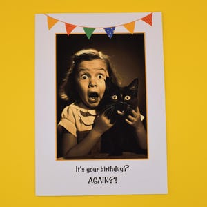 Cartão de aniversário retrô para menina e gato | cartão engraçado de menina gata surpresa e chocada | cartão de aniversário com foto vintage para amiga | aniversário atrasado e bem-humorado