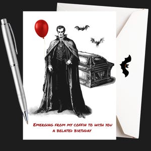 Könnte beinhalten: Geburtstagskarte mit einer Schwarz-Weiß-Illustration eines Vampirs, eines Sarges, Fledermäusen und einem roten Ballon. Der Text lautet: „Aus meinem Sarg kommend, um dir nachträglich alles Gute zum Geburtstag zu wünschen.“
