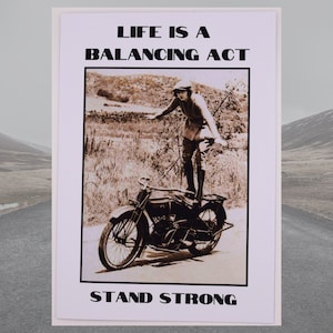 Tarjeta de felicitación para mujer en motocicleta / Tarjeta motivacional para mujer motociclista acrobática / La vida es un acto de equilibrio / Tarjeta para mantenerse firme para una amiga / Chica motociclista