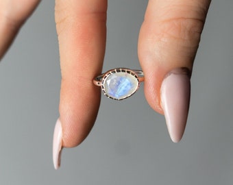 Gefacetteerde ring met regenboogmaansteen: sierlijke sterlingzilveren boho-ring
