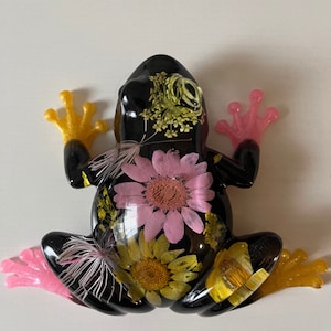 Flower Frog, Resin Frog, Epoxy Resin Frog Figurine, Frog Decor, Resin Art, Table Piece, Livingroom Decor, Frog Art, Flowers, MothersDayGift