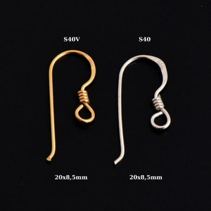 Könnte beinhalten: Zwei Ohrhaken, einer golden und einer silbern, werden vor einem schwarzen Hintergrund gezeigt. Die Haken sind 20 mm lang und 8,5 mm breit. Der goldene Haken ist mit "S40V" und der silberne mit "S40" beschriftet.