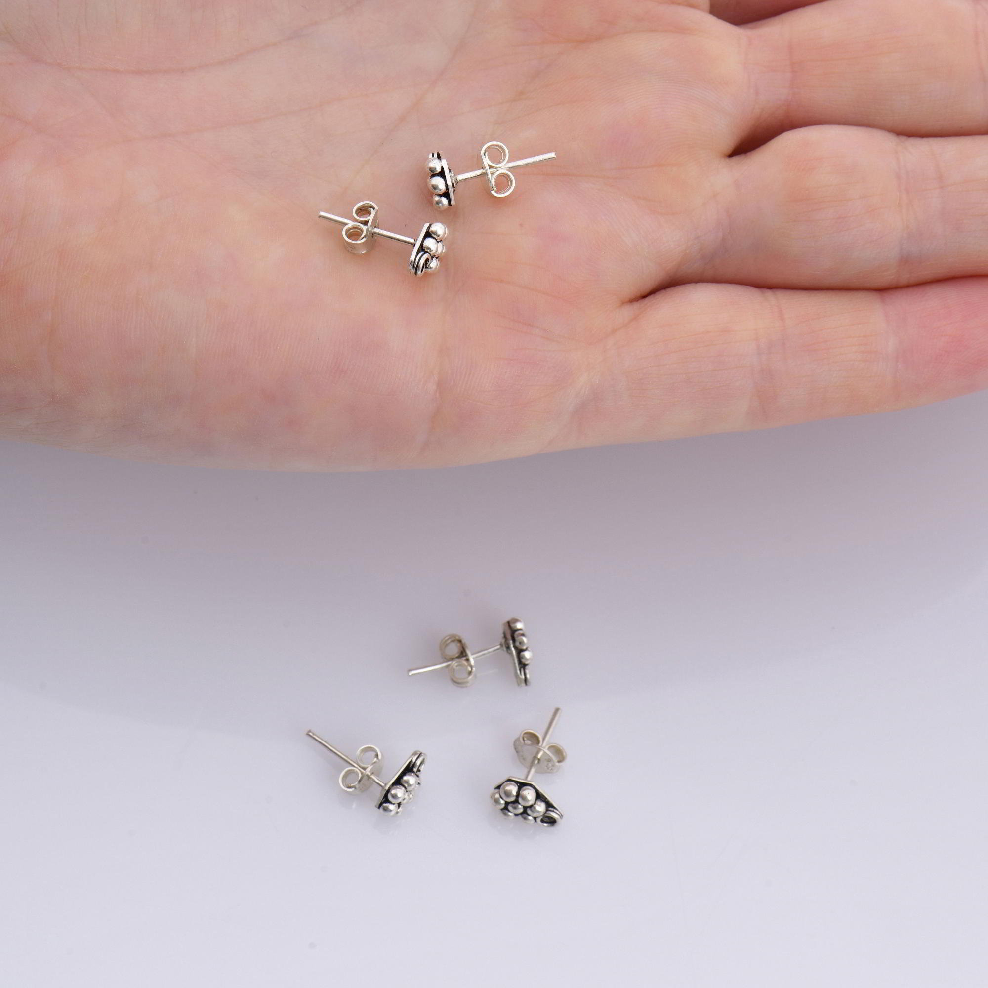 Boucles D'oreilles Anciennes En Argent Massif Et Corail Sculpté – Modèle Fleur – Fermoir Clous – Occasion
