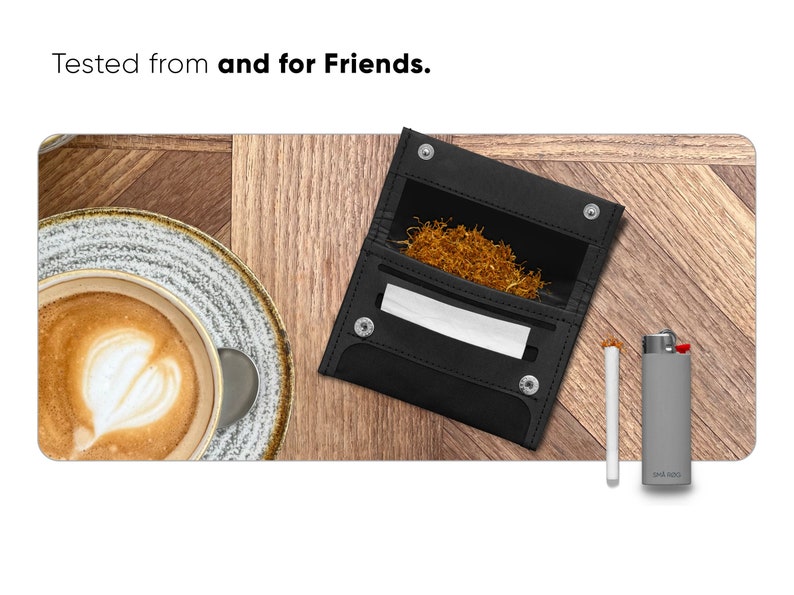 Bester und kleinster Tabakbeutel, präsentiert auf einem Tisch. Im Größenverhältnis zu einem Feuer und einer Zigarette sowie einem Cappuccino dargestellt. SMAROG Handmade in Germany.
Kaffee und Zigarette.