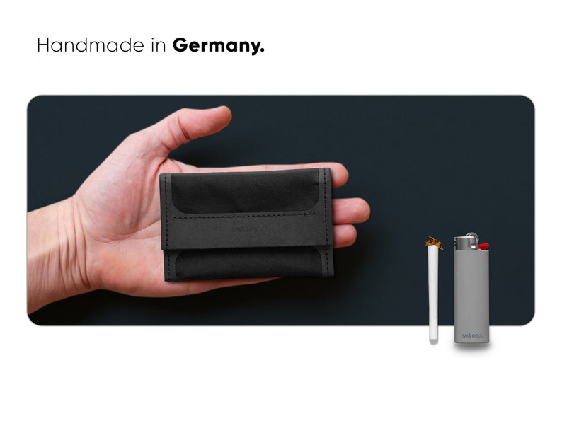 Bester und kleinster Tabakbeutel, präsentiert auf Handfläche. Im Größenverhältnis zu einem Feuer und einer Zigarette sowie Hand dargestellt. SMAROG Handmade in Germany