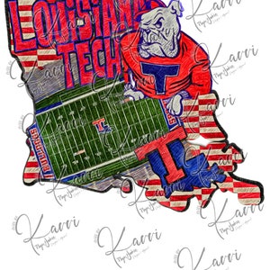 Puede incluir: Un diseño de los Bulldogs de Louisiana Tech con el contorno del estado, un campo de fútbol americano y una mascota de bulldog. El diseño incorpora el texto "LOUISIANA TECH" en rojo y azul, con una combinación de colores rojo, blanco y azul.