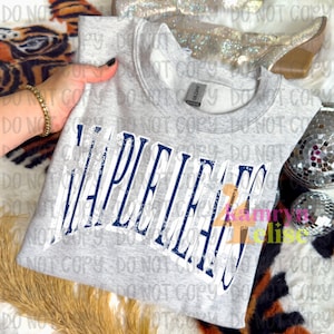 Puede incluir: Sudadera gris claro con la inscripción "MAPLE LEAFS" en blanco y azul marino. La sudadera es de cuello redondo y parece estar hecha de un material suave. El número "4" es visible en la sudadera.