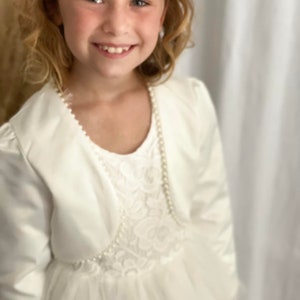 Veste boléro spécial cérémonie en satin modèle Perline de 18 mois à 14 ans image 3