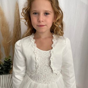 Veste boléro spécial cérémonie en satin blanc modèle Marguerite de 18 mois à 14 ans image 2