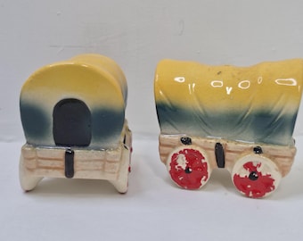 Para zabytkowych ceramicznych solniczek i pieprzniczek w kształcie wagonu