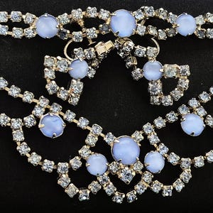 Mid-Century-Kostümschmuck-Set mit blauen Strasssteinen: Halskette, Armband, Ohrringe – Originalverpackung