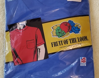 Könnte beinhalten: Ein blaues Fruit of the Loom Herren-T-Shirt mit Tasche in einer Plastikverpackung. Das Shirt ist aus 100% Baumwolle und vorgewaschen. Die Verpackung enthält ein Preisschild mit dem Preis von 4,29 $. Das Shirt ist in den USA hergestellt.