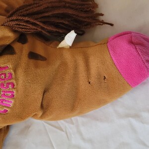 Puede incluir: Un juego de tres tazas de cer&aacute;mica con un acabado mate moteado. Las tazas son de color crema, gris claro y gris oscuro. Cada taza tiene un dise&ntilde;o simple y minimalista y un asa redondeada.