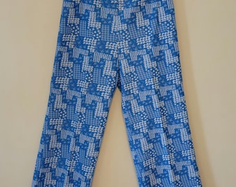 Pantalones de ocio vintage de poliéster para mujer, estilo años 70, con estampado integral en azul y blanco, de estilo retro.