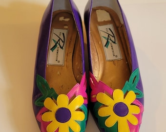 Zapatos de tacón vintage Ros Hommerson para mujer, talla 7.5, de cuero morado con flores amarillas y rosas.