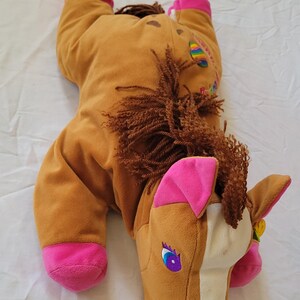 Puede incluir: Una tabla de cortar de madera hecha a mano con un acabado natural. La tabla presenta un borde vivo en un lado y una forma rectangular lisa. Mide aproximadamente 45 cm de largo y 30 cm de ancho.