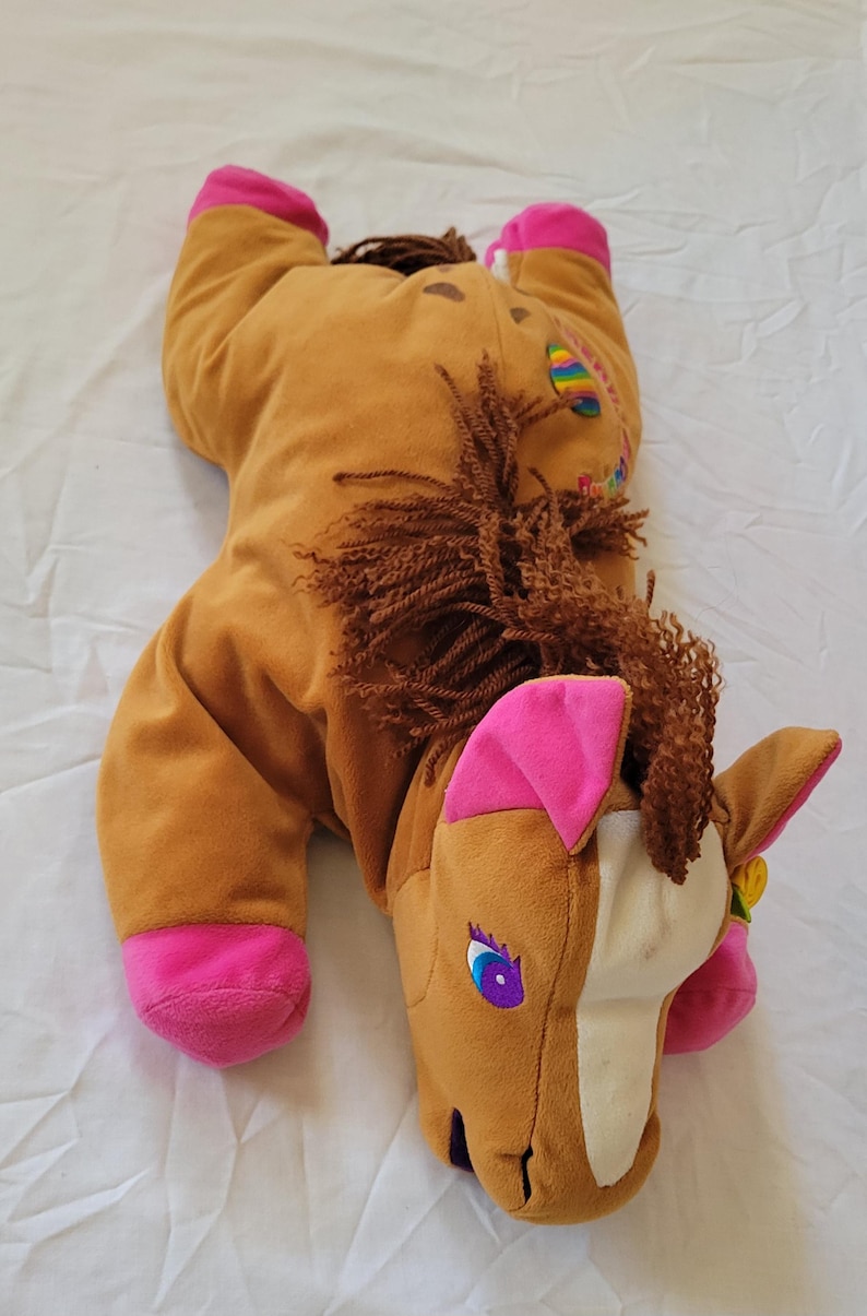 Puede incluir: Una tabla de cortar de madera hecha a mano con un acabado natural. La tabla presenta un borde vivo en un lado y una forma rectangular lisa. Mide aproximadamente 45 cm de largo y 30 cm de ancho.