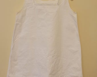 Camisola feminina antiga vintage eduardiana em algodão branco com bordado de renda.