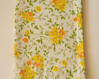 Sábana plana vintage Lady Pepperell con estampado floral en tonos naranja y amarillo, estilo retro de los años 70.
