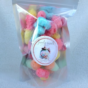 Freeze dried sour gummy worms