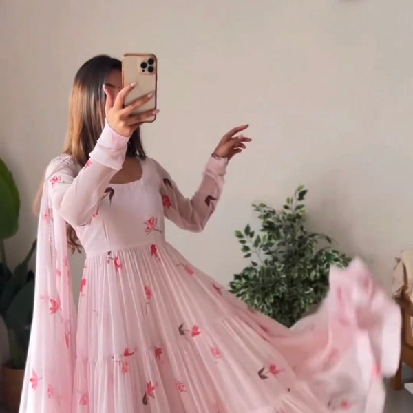 Nieuwe baby roze basisbloem bedrukte lange uitlopende anarkali jurk voor zomerkleding, Indiase etnische slijtage, feestkleding anarkali, Georgette anarkali jurk