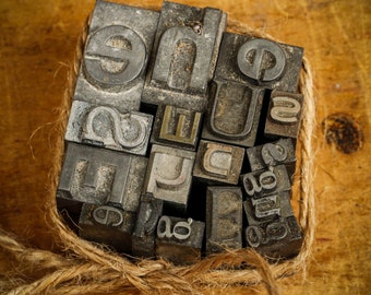 Set di blocchi di lettere antiche tipografiche s, u, h, e, g, lettere maiuscole per stampante d'epoca, stampa tipo giornale.