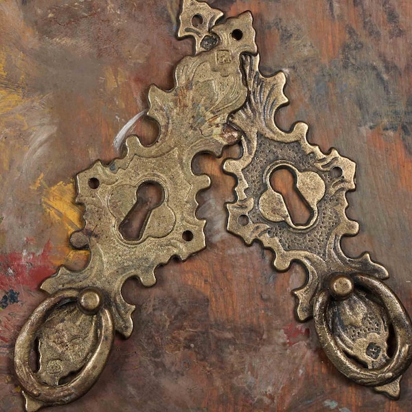 Vintage wiedergewonnene antike Schubladengriffe mit Schlüssellöchern, Reste von alten zerstörten Möbeln, Messing-Schrank-Hardware