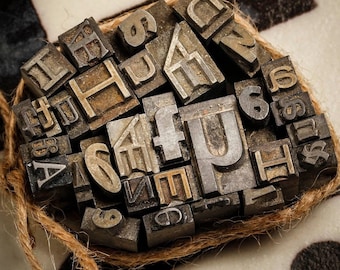 Set di blocchi di lettere antiche tipografiche t, a, h, e, n, æ, lettere maiuscole per stampanti d'epoca, stampa tipo giornale.